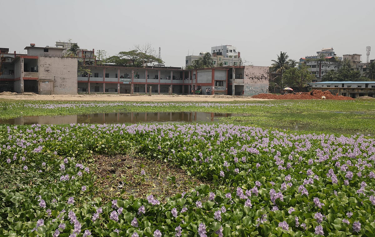 দেখে মনে হতে পারে, কোনো বিশাল জলাশয় বা ডোবা।  কিন্তু পানি ও কচুরিপানায় ঢেকে থাকা জায়গাটি মূলত চট্টগ্রাম নগরের বাকলিয়া সরকারি উচ্চবিদ্যালয়ের খেলার মাঠ। তিন বছর ধরে মাঠটি পুরোপুরি ব্যবহার করতে পারছে না শিক্ষার্থীরা