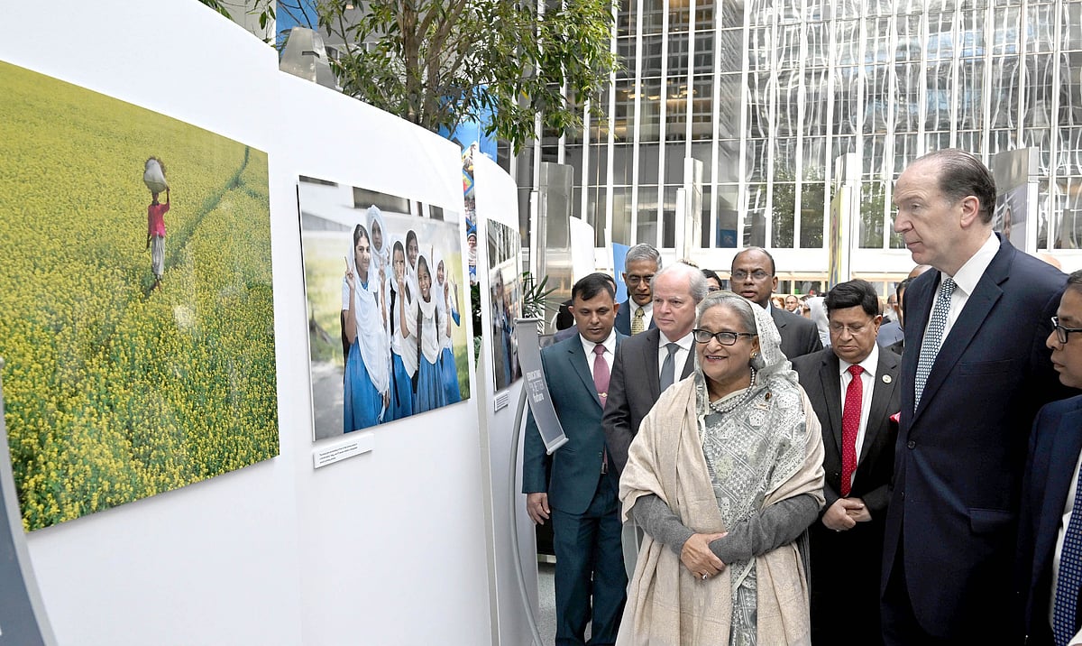 ওয়াশিংটনে বিশ্বব্যাংকের সদর দপ্তরে আলোকচিত্র প্রদর্শনী উদ্বোধন করার পর ঘুরে দেখেন প্রধানমন্ত্রী শেখ হাসিনা ও  বিশ্বব্যাংকের প্রেসিডেন্ট ডেভিড ম্যালপাস। যুক্তরাষ্ট্র, ১ মে ২০২৩
