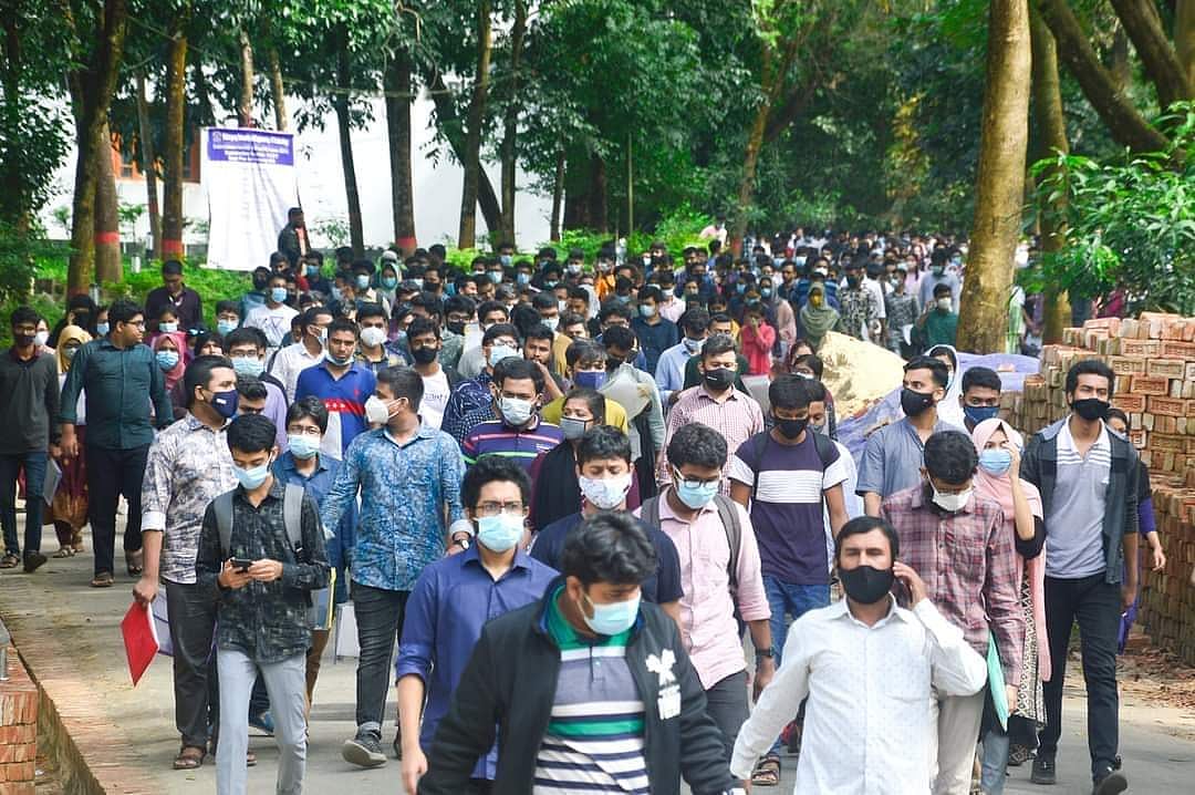 গুচ্ছে প্রথম পর্যায়ে মনোনীত শিক্ষার্থীদের ৭ জুন থেকে ১০ জুন পর্যন্ত অনলাইনে প্রাথমিক ভর্তি সম্পন্ন করতে হবে। নির্ধারিত পাঁচ হাজার টাকা