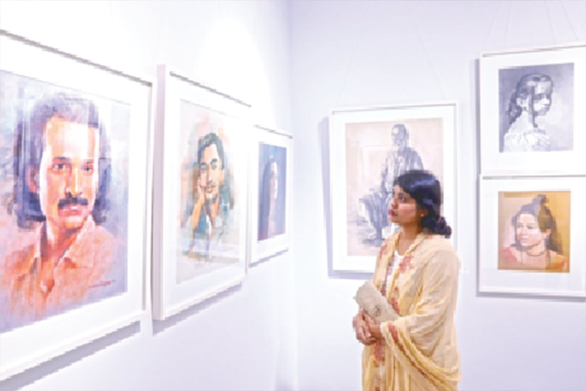 শিল্পী অধ্যাপক আলপ্তগীন তুষারের প্রথম একক চিত্র প্রদর্শনী ‘জার্নি’ ঘুরে দেখছেন একজন দর্শক। গতকাল সন্ধ্যায় রাজধানীর উত্তরায় গ্যালারি কায়ায়
