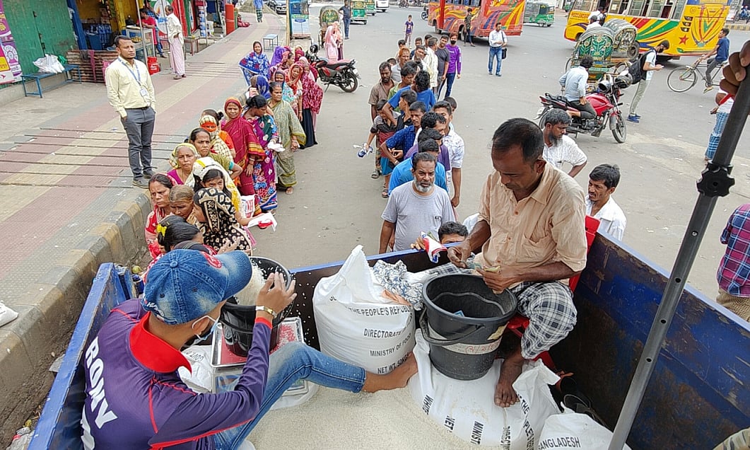 ওএমএস চালের জন্য দীর্ঘ লাইনে দাঁড়িয়ে আছে স্বল্প আয়ের মানুষেরা। সকাল ১০টায়, নয়াবাজার মোড়, চট্টগ্রাম, ৩ মে