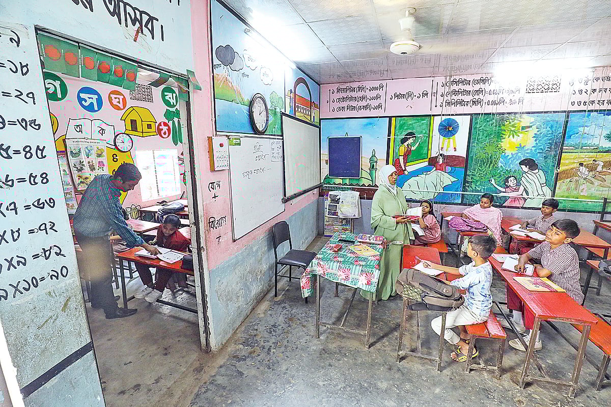 ঝুঁকিপূর্ণ ঘোষণার ১০ বছর পরও নতুন ভবন হয়নি। টিনের ছাউনির একটি ঘরের দুই কক্ষে চলছে ছোট কাটরা সরকারি প্রাথমিক বিদ্যালয়ের কার্যক্রম। গত মঙ্গলবার পুরান ঢাকায়