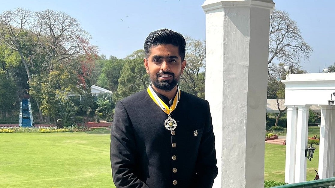 পাকিস্তানের ক্রীড়াঙ্গনে বিশেষ অবদান রাখায় সম্প্রতি দেশটির তৃতীয় সর্বোচ্চ বেসামরিক সম্মাননা সিতারা–ই–ইমতিয়াজে ভূষিত হয়েছেন বাবর আজম