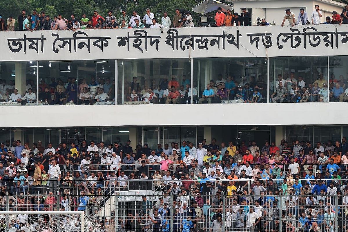 কুমিল্লায় ভাষাসৈনিক শহীদ ধীরেন্দ্রনাথ দত্ত স্টেডিয়ামে ফেডারেশন কাপের ফাইনালে কানায় কানায় গ্যালারি। ফাইনাল উপভোগ করেছেন দর্শক