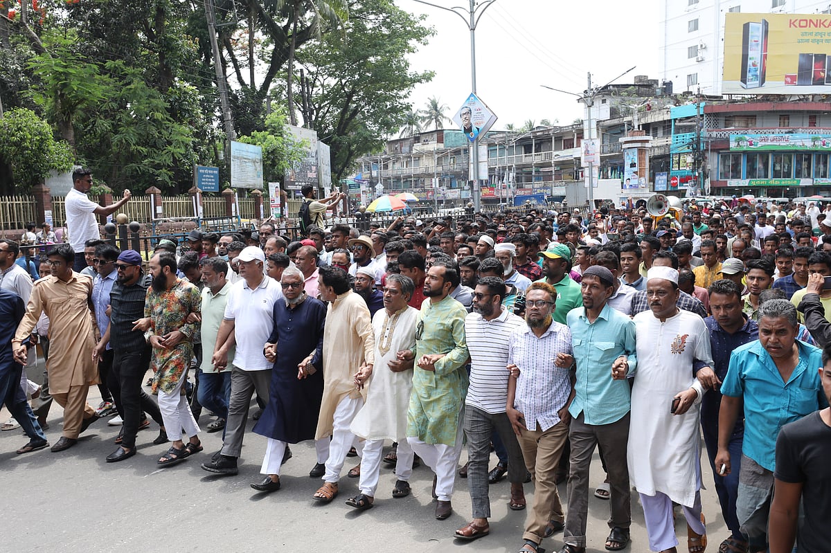 মহান মে দিবস উপলক্ষে কর্মী-সমর্থকদের নিয়ে শোভাযাত্রা বের করেন সিলেট সিটি করপোরেশনের মেয়র আরিফুল হক চৌধুরী। আজ সোমবার দুপুর সাড়ে ১২টার দিকে নগরের সুরমা পয়েন্ট এলাকায়