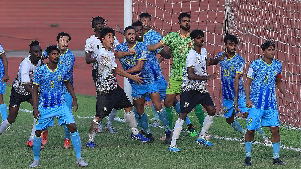 বাংলাদেশ প্রিমিয়ার লিগে সার্কভুক্ত দেশের ফুটবলারদের কীভাবে খেলার সুযোগ দেওয়া হবে, তা নিয়ে চলছে বিতর্ক