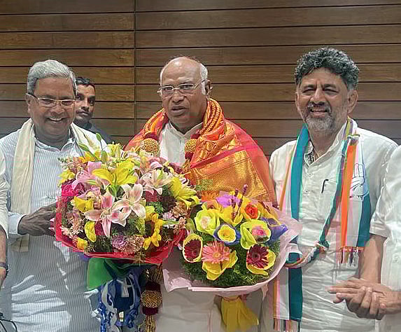 তিনজনই কর্ণাটক রাজ্যের। (বাঁ থেকে) সিদ্দারামাইয়া, কংগ্রেস সভাপতি মল্লিকার্জুন খাড়গে ও ডি কে শিবকুমার। বিজয়ের পর খাড়গেকে ফুল দিয়ে অভিনন্দন জানাচ্ছেন অন্য দুই নেতা