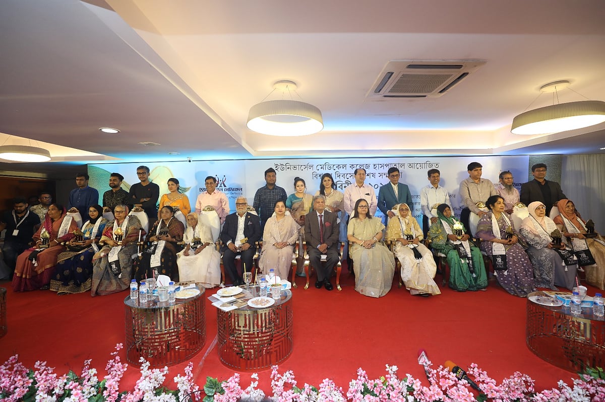 বিশ্ব মা দিবস উপলক্ষে ইউনিভার্সেল মেডিকেল কলেজ হাসপাতাল ১০ জন মাকে ‘গরবিনী মা-২০২৩’ সম্মাননা জানিয়েছে। সম্মাননা অনুষ্ঠানে সন্তানেরা মায়েদের সামনে তাঁদের অনুভূতি প্রকাশ করেন