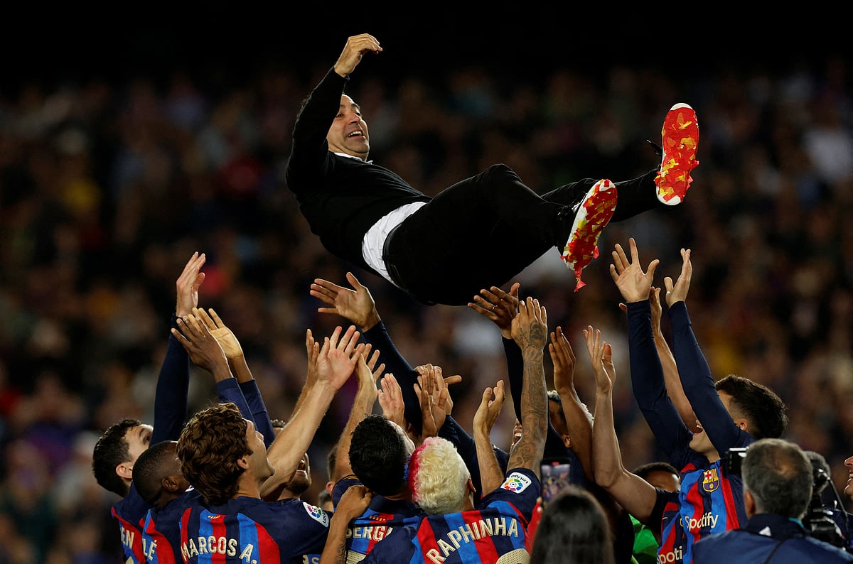 জাভি আকাশে ছুড়ে বার্সা খেলোয়াড়দের উদ্‌যাপন