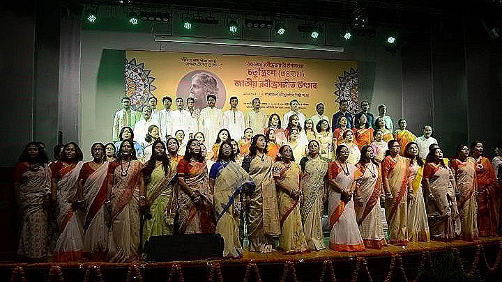 মিলনায়তনের মূল মঞ্চে ১৬২তম রবীন্দ্রজয়ন্তী উপলক্ষে আয়োজিত এ উৎসবের মূল পর্ব শুরু হয় জাতীয় সংগীতের মাধ্যমে