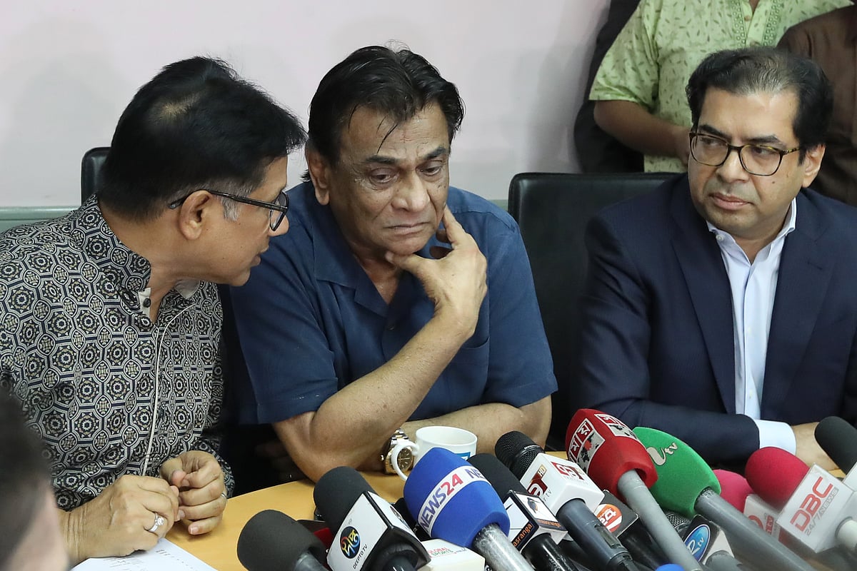 সংবাদ সম্মেলনে বাফুফে সভাপতি কাজী সালাউদ্দিন। তাঁর বাঁ পাশে কাজী নাবিল আহমেদ, ডানে সালাম মুর্শেদী