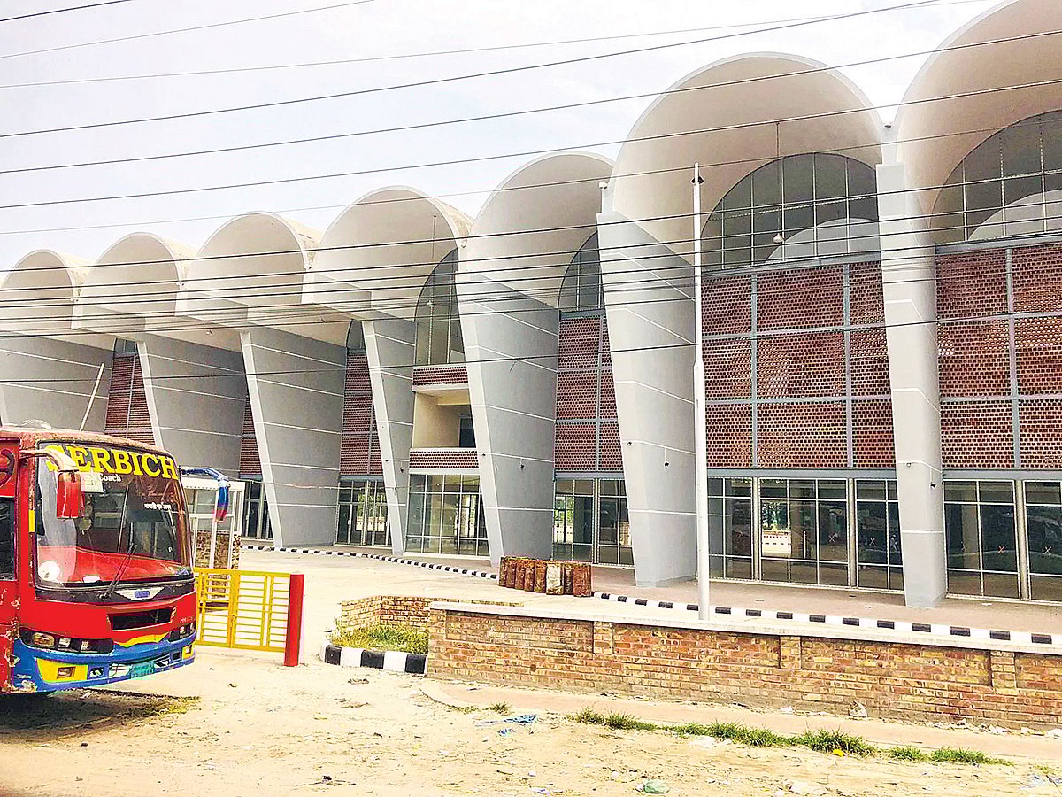 নির্মাণকাজ শেষ হওয়ার পরও বিদ্যুৎ-সংযোগ না থাকায় মাদারীপুর বাস টার্মিনালটি পড়ে আছে। আন্তজেলা ও দূরপাল্লার বাসগুলো দাঁড়িয়ে থাকে মহাসড়কের দুই পাশে