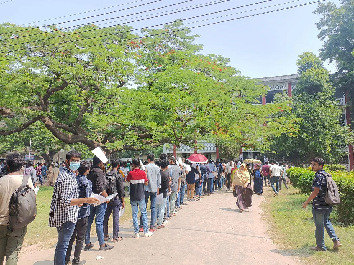 রাজশাহী বিশ্ববিদ্যালয়ে ২০২২-২৩ শিক্ষাবর্ষে স্নাতক (সম্মান) প্রথম বর্ষের ভর্তি পরীক্ষায় অংশ নিতে লাইন করে পরীক্ষাকেন্দ্রে ঢুকছেন শিক্ষার্থীরা