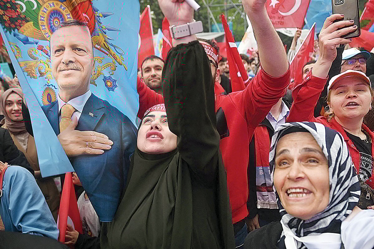 রিসেপ তাইয়েপ এরদোয়ানের বিজয় ঘোষণার পর তাঁর ছবি নিয়ে দলীয় সদর দপ্তরের সামনে সমর্থকদের উল্লাস। গত রোববার ইস্তাম্বুল শহরে