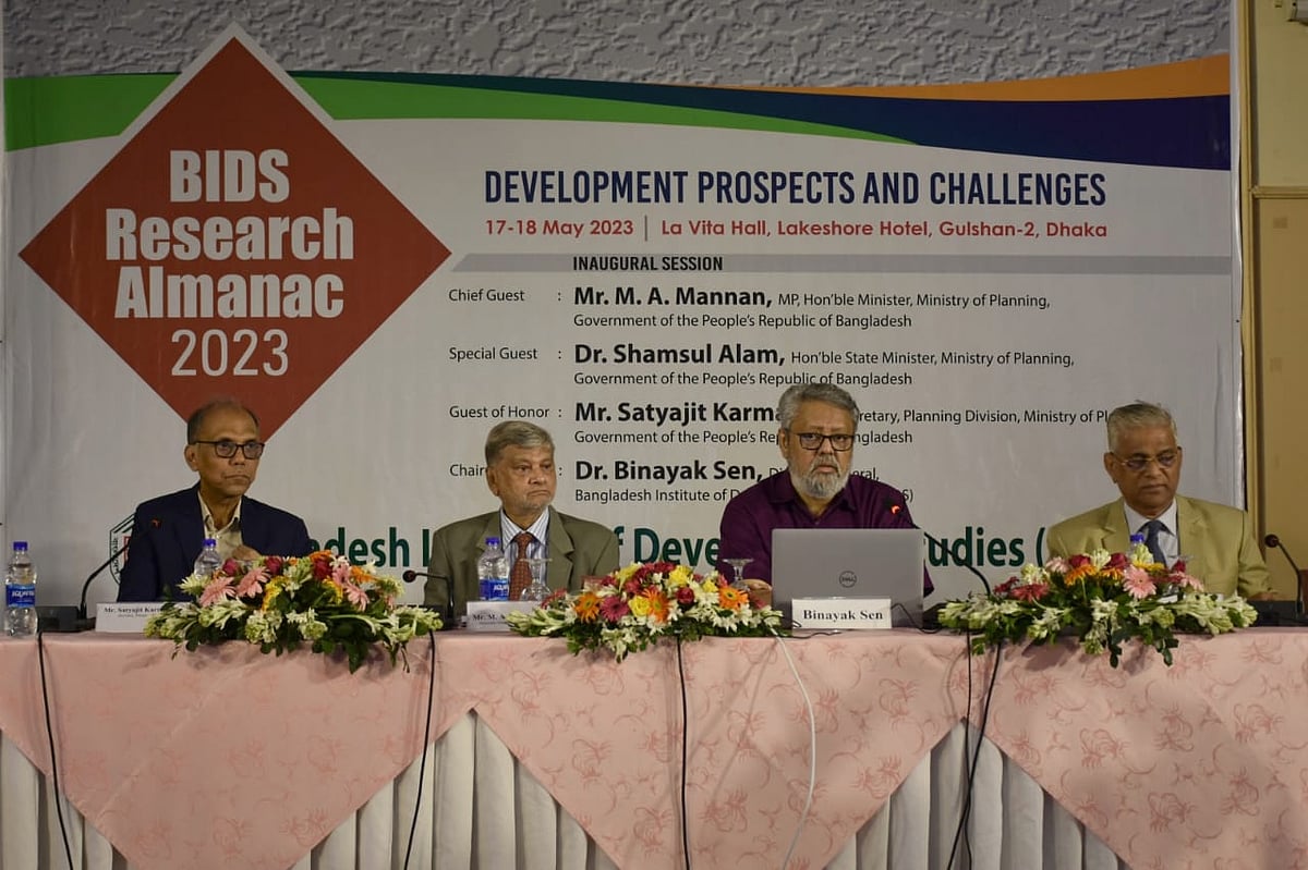 বিআইডিএসের দুই দিনের সম্মেলনের উদ্বোধনী অনুষ্ঠানে পরিকল্পনামন্ত্রী এম এ মান্নানসহ অন্যরা। আজ ঢাকার গুলশানের একটি হোটেলে