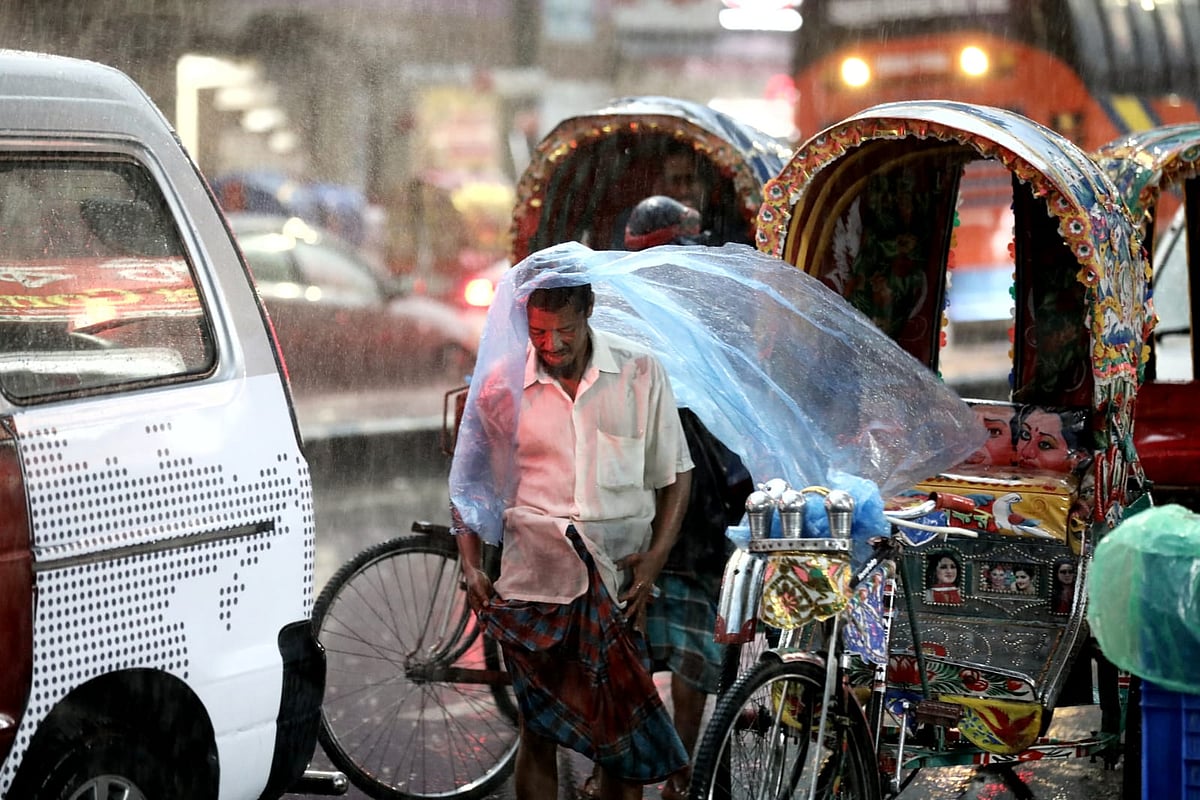 রাজধানীতে আজ বিকেলে বৃষ্টি শুরু হয়। গুলিস্তান এলাকা থেকে তোলা। ২৩ মে