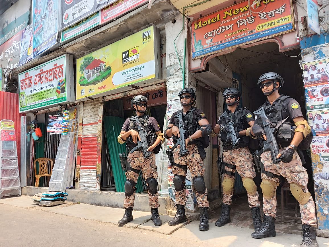 বিএনপির কর্মসূচিকে কেন্দ্র করে রাজশাহীতে বিএনপির কার্যালয়ের সামনে পুলিশের বিশেষ ইউনিট সিআরটির সদস্যদের মোতায়েন করা হয়েছে। আজ দুপুর ১২টার দিকে নগরের মালোপাড়া এলাকায়