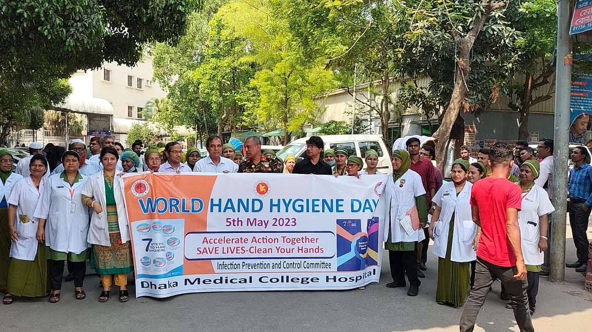 ওয়ার্ল্ড হ্যান্ড হাইজিন ডে উপলক্ষে ঢাকা মেডিকেল কলেজ (ঢামেক) হাসপাতালের সংক্রমণ প্রতিরোধ ও নিয়ন্ত্রণ (আইপিসি) কমিটি র‍্যালি করেছে। গতকাল বুধবার সকালে