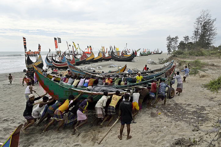 ঘূর্ণিঝড় মোখা সেন্ট মার্টিন, টেকনাফ ও কক্সবাজারের বিভিন্ন উপকূলে আঘাত হানতে পারে। তাই সমুদ্র থেকে তীরে নোঙর করে রাখা হয়েছে সারি সারি নৌকা। গতকাল বেলা সাড়ে তিনটায় টেকনাফ সমুদ্রসৈকত এলাকায়