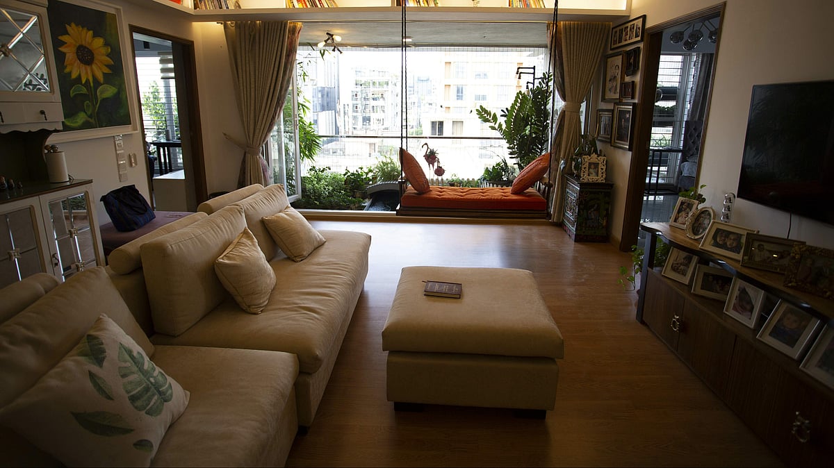 নতুন আসবাবের সঙ্গে মেলাতে চাইলে পুরোনো চেয়ারের ফোমের ওপর নতুন কাপড় দিয়ে পরিবর্তন আনতে পারেন