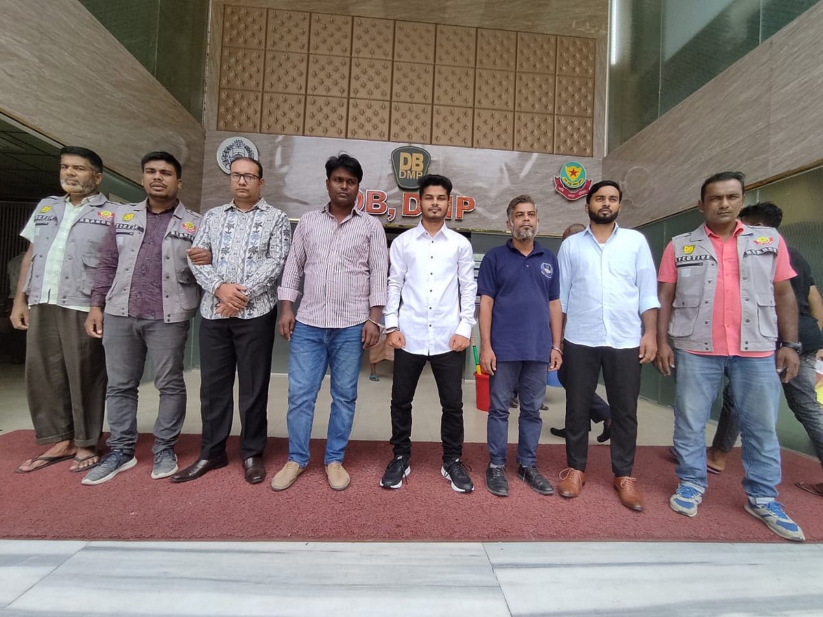 মানবাধিকার সংগঠনের মিথ্যা পরিচয়ে যুক্তরাষ্ট্রসহ বিভিন্ন দেশে মানব পাচারে জড়িত অভিযোগে এই পাঁচজনকে গ্রেপ্তার করেছে পুলিশ