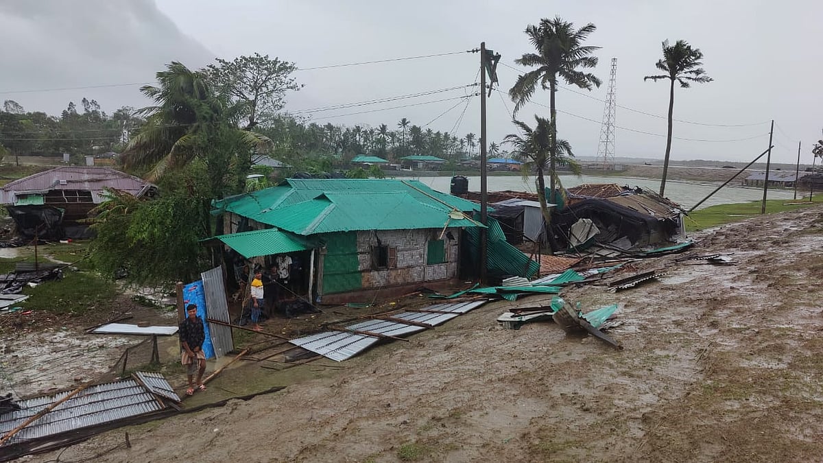 ঘূর্ণিঝড় মোখার আঘাতে বিধ্বস্ত হয়েছে অনেক স্থাপনা। টেকনাফ, কক্সবাজার, ১৪ মে