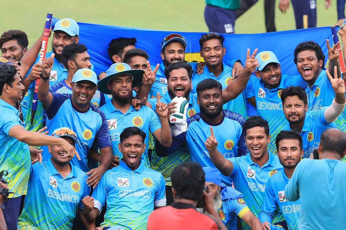 ২২তম বারের মতো লিগ চ্যাম্পিয়ন হয়েছে আবাহনী