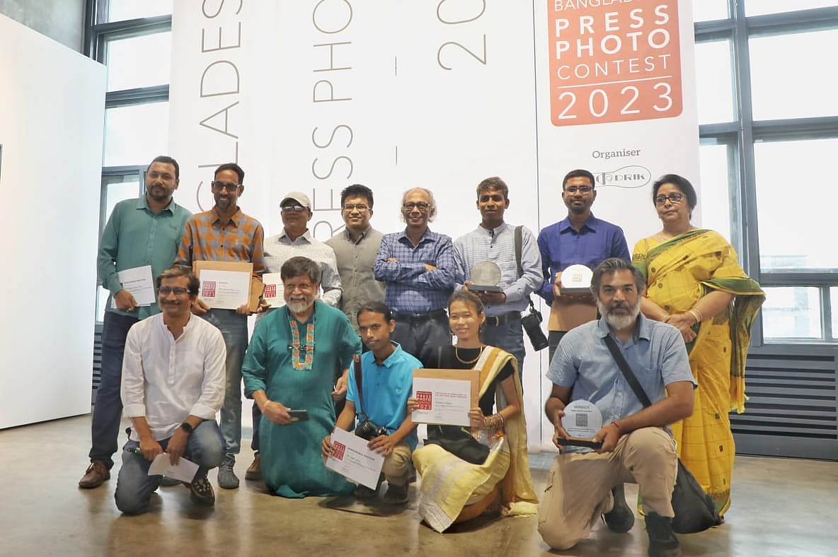 আয়োজক ও অতিথিদের সঙ্গে পুরস্কারপ্রাপ্তরা