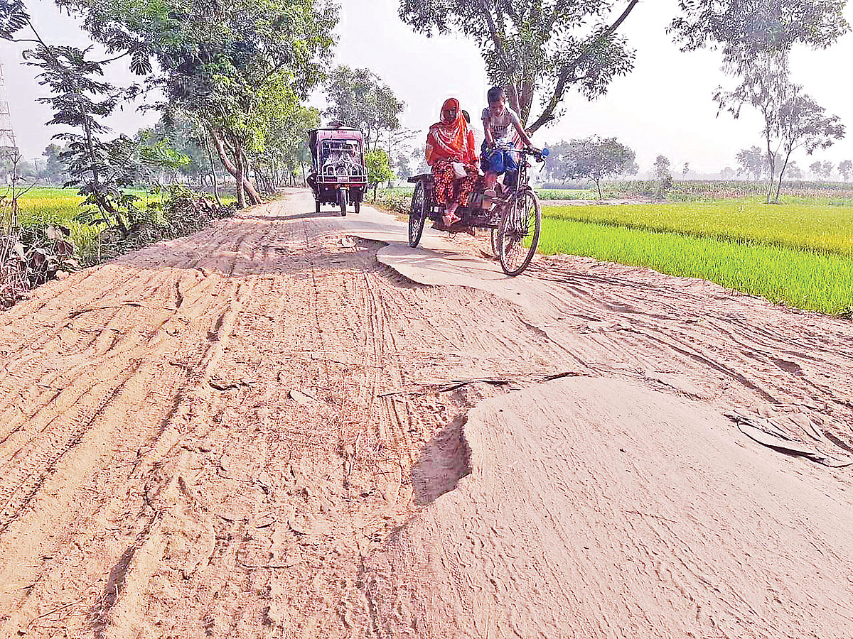 সড়কে পিচ ও খোয়া উঠে বড় বড় গর্তের সৃষ্টি হয়েছে। চলাচলে ভোগান্তি পোহাচ্ছেন লোকজন। সম্প্রতি তারাগঞ্জ উপজেলায়