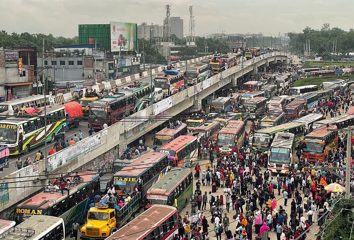 ঢাকা-টাঙ্গাইল মহাসড়কের গাজীপুরের কালিয়াকৈর উপজেলার চন্দ্রা ত্রিমোড় এলাকা। আজ মঙ্গলবার বিকেলে
