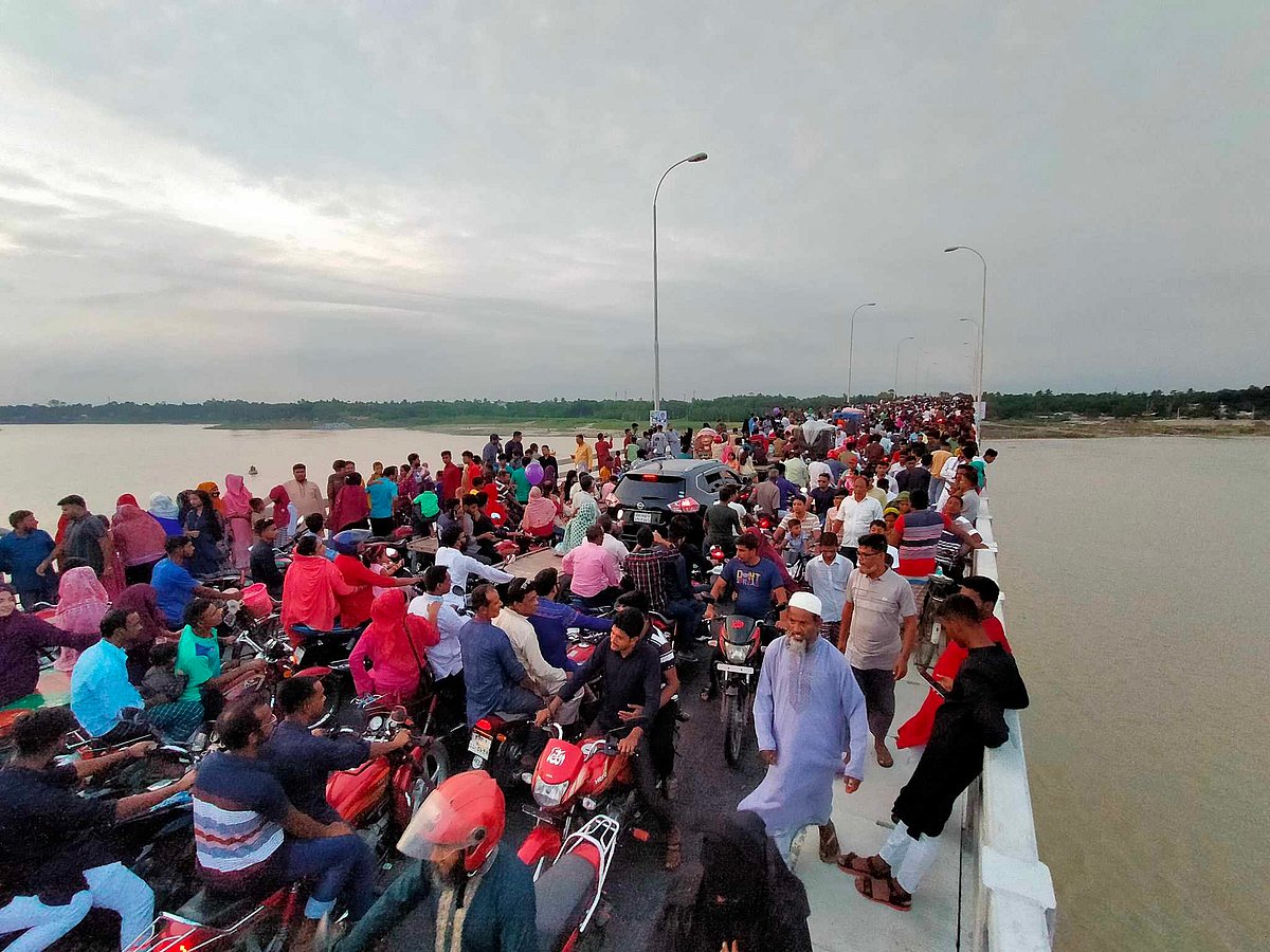 উদ্বোধনের এক দিন পর ঈদের দিনে বিনোদনকেন্দ্রে পরিণত হয়েছে কুষ্টিয়ার কুমারখালী উপজেলার শহীদ গোলাম কিবরিয়া সেতু