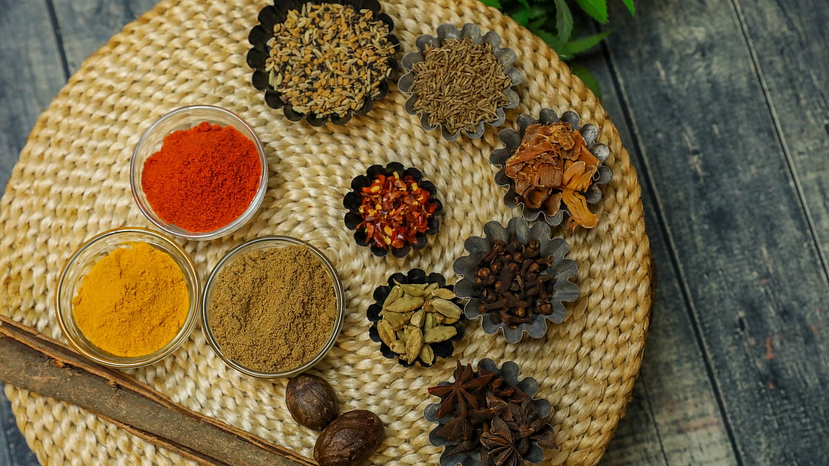 একই খাবারের স্বাদ যে একেক রাঁধুনির হাতে একেক রকম হয়, তার অন্যতম কারণ মসলার প্রয়োগে ভিন্নতা।