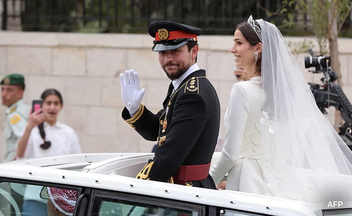 মোটর শোভাযাত্রায় যুবরাজ হুসেইন বিন আবদুল্লাহ ও রাজওয়া আল সাইফ। ১ জুন, জর্ডানের রাজধানী আম্মানে