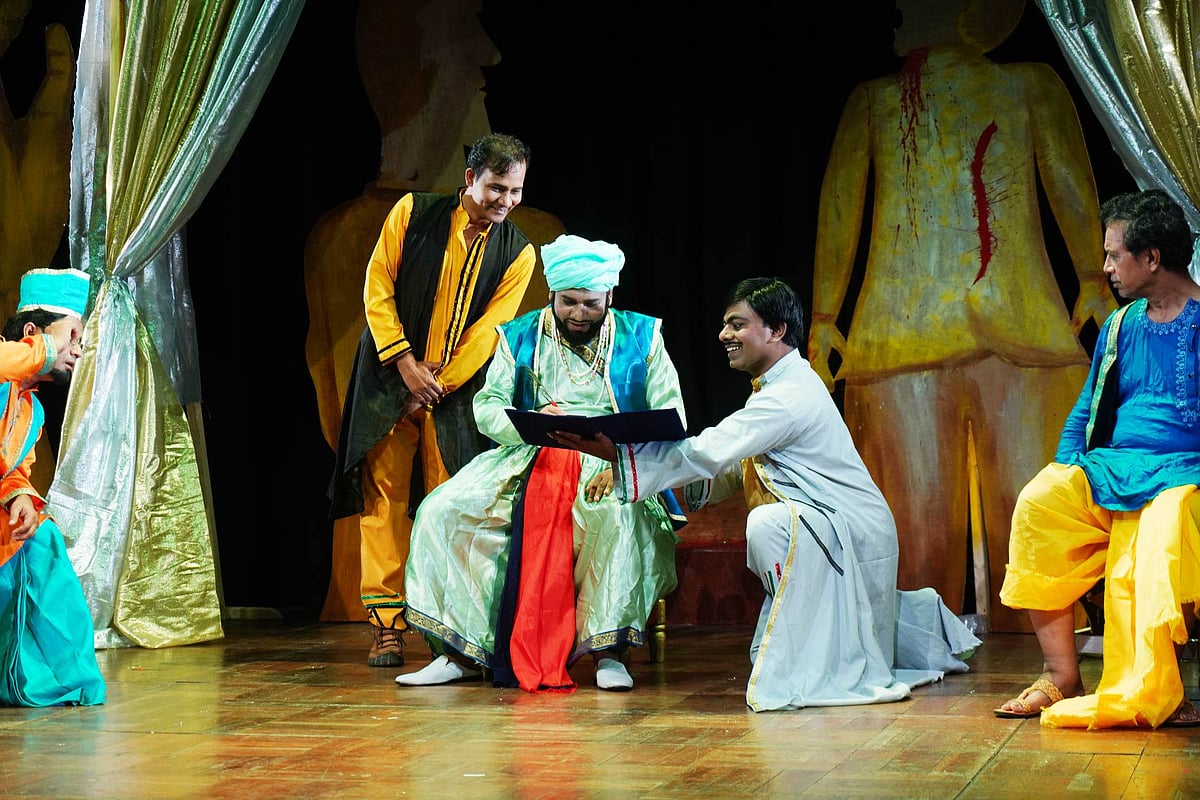 ‘তাজমহলের টেন্ডার’ নাটকের একটি দৃশ্য