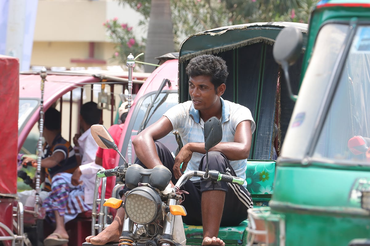 গরম আর লোডশেডিংয়ে অতিষ্ঠ মানুষ। আজ সোমবার দুপুরে রাজশাহী নগরের শহীদ এ এইচ এম কামারুজ্জামান চত্বরে