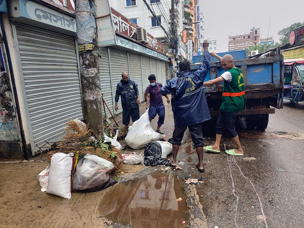 ঢাকা উত্তর সিটি ৬ ঘণ্টার মধ্যে এবং দক্ষিণ সিটি ২৪ ঘণ্টার মধ্যে বর্জ্য অপসারণের ঘোষণা দিয়েছে