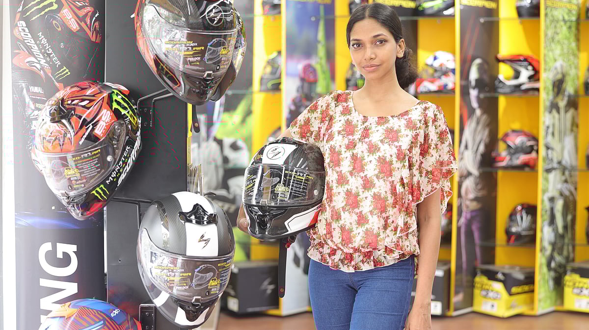 মানসম্পন্ন হেলমেট চালক বা আরোহীর নিরাপত্তা নিশ্চিত করতে পারে