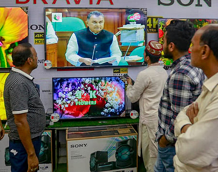 বাজেটের খোঁজ রাখতে সোশ্যাল মিডিয়ার পাশাপাশি কর্মজীবীদের কেউ কেউ টিভিতেও চোখ রাখেন। গতকাল রাজধানীর স্টেডিয়াম মার্কেটে