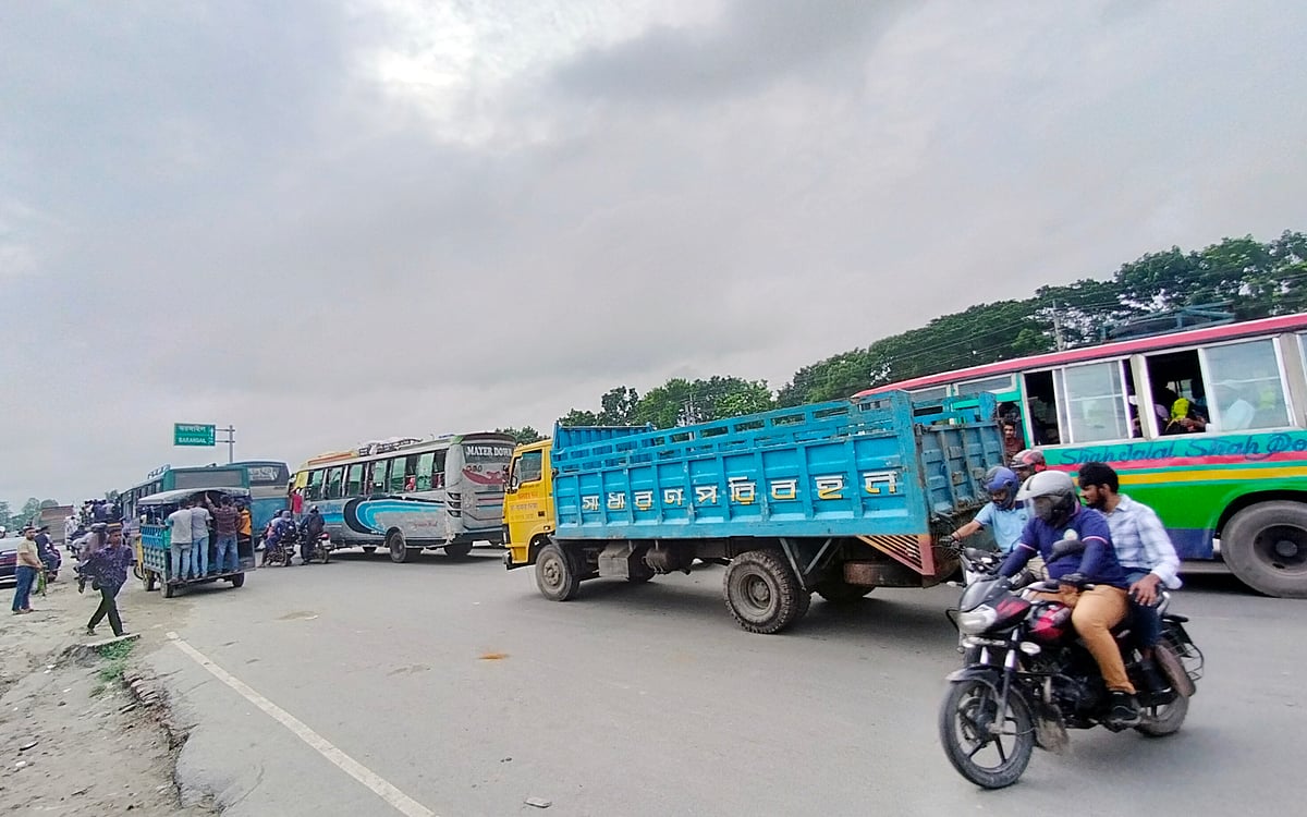 ঈদে দেশের দক্ষিণ-পশ্চিমাঞ্চলের ঘরমুখী যাত্রী ও যানবাহনের চাপ বাড়ায় আজ মঙ্গলবার বিকেলে ঢাকা-আরিচা মহাসড়কে যানবাহনগুলোকে ধীরগতিতে চলতে হয়। মানিকগঞ্জ সদর উপজেলা পরিষদ এলাকায়