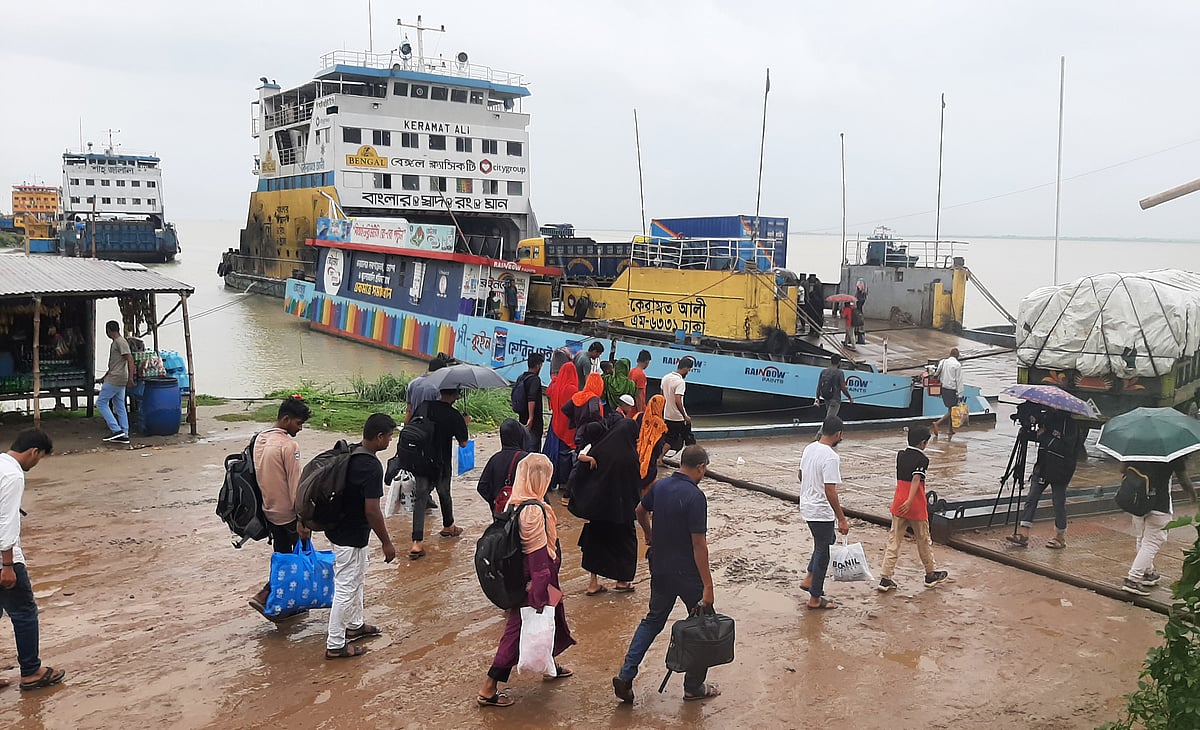 বৃষ্টিতে ভিজে ভিজে লঞ্চ–ফেরিঘাটে যাচ্ছে মানুষ। আজ বুধবার সকাল ১০টার দিকে পাটুরিয়ার ৩ নম্বর ঘাট এলাকায়