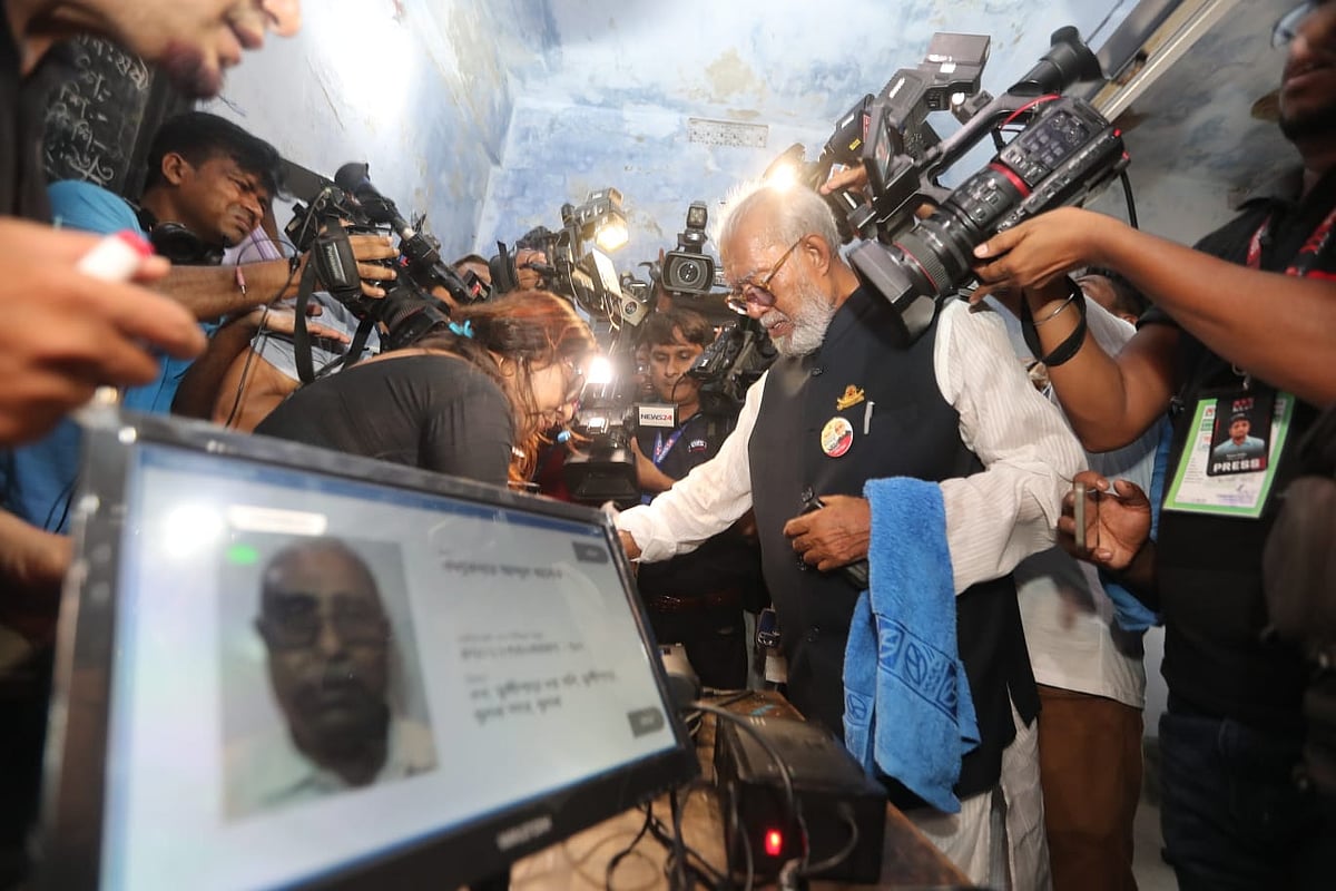 আজ সোমবার সকাল ৯টা ২০ মিনিটে তালুকদার আবদুল খালেক খুলনা নগরীর ২২ নম্বর ওয়ার্ডের পাইওনিয়ার মাধ্যমিক বালিকা বিদ্যালয় কেন্দ্রে ভোট দেন