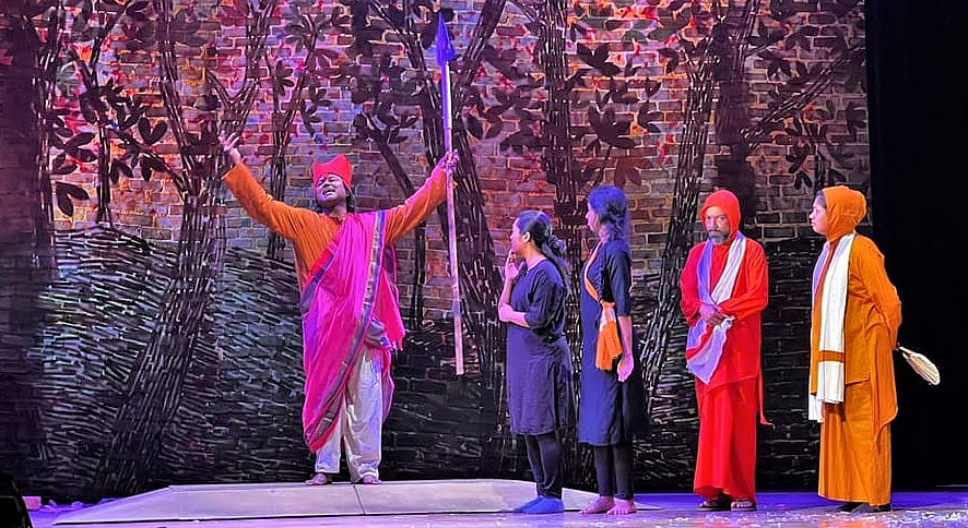 ‘অচলায়তন’ নাটকের দৃশ্য। ছবি: প্রাচ্যনাটের সৌজন্যে