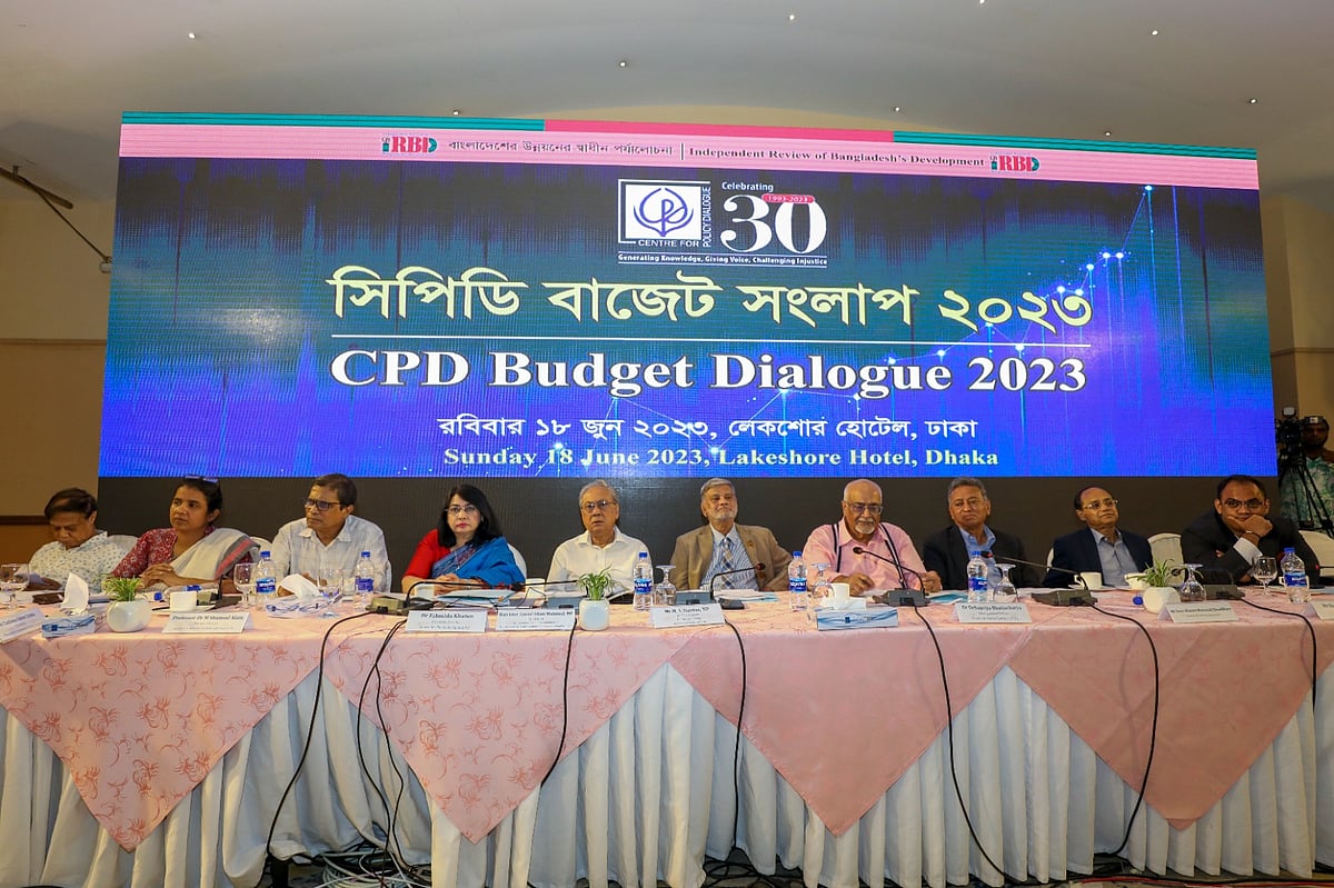 সিপিডির বাজেট সংলাপে পরিকল্পনামন্ত্রী এম এ মান্নানসহ অন্যরা। আজ রাজধানীর একটি হোটেলে