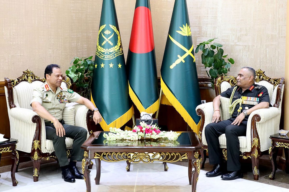 বাংলাদেশ সেনাবাহিনীর প্রধান এস এম শফিউদ্দিন আহমেদের সঙ্গে আজ ঢাকা সেনানিবাসের সেনাসদরে ভারতের সেনাপ্রধান জেনারেল মনোজ পাণ্ডে সৌজন্য সাক্ষাত করেন