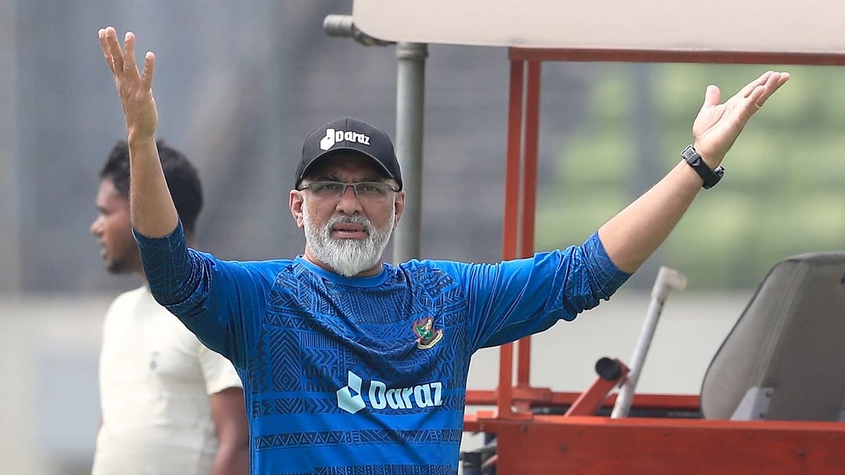 বাংলাদেশ দলের অনুশীলনে প্রধান কোচ চন্ডিকা হাথুরুসিংহে। আজ মিরপুর শেরেবাংলায়