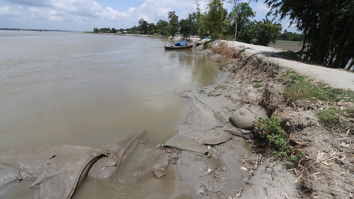 রংপুরের গঙ্গাচড়া উপজেলার বিনবিনা এলাকায় তিস্তা নদীর বাঁধে ভাঙন শুরু হয়েছে। এতে তিন শ পরিবার আতঙ্কে দিন কাটাচ্ছে। আজ সোমবার সকালে কোলকোন্দ ইউনিয়নের বিনবিনা এলাকায়