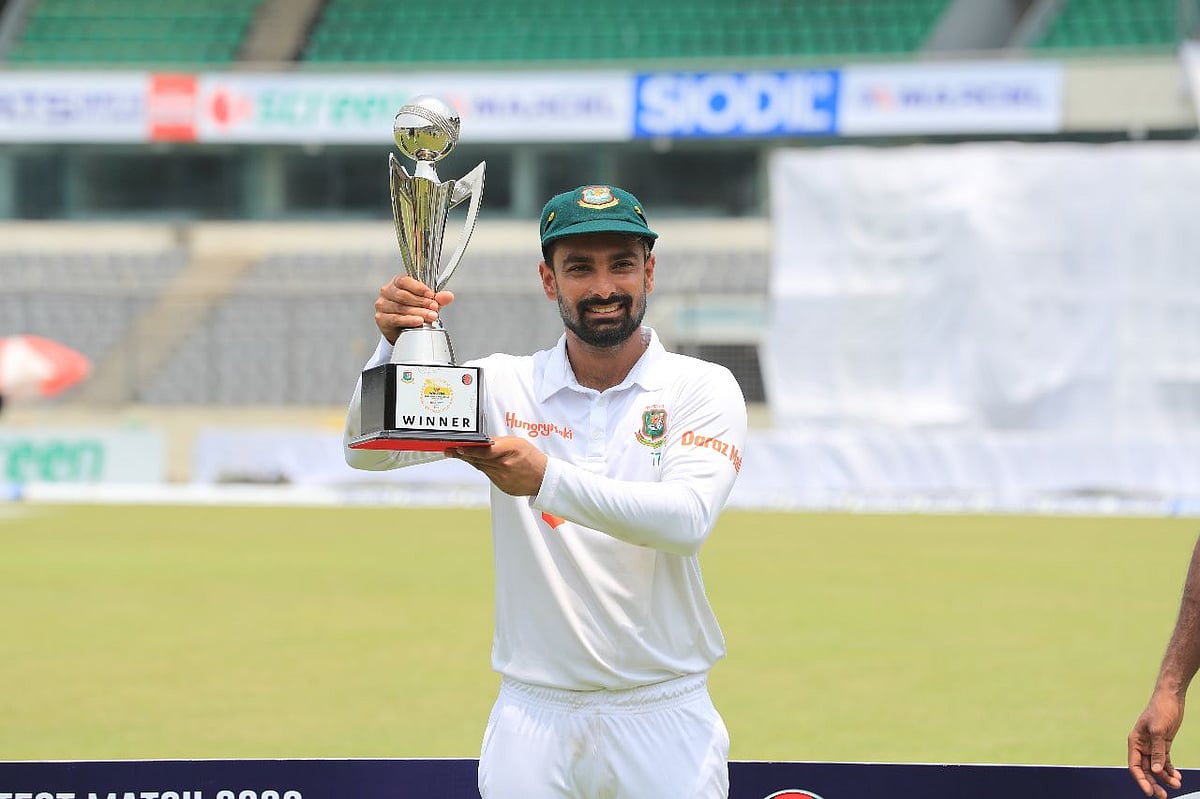 আফগানিস্তানকে মিরপুর টেস্টে হারিয়ে ট্রফি হাতে পোজ লিটন দাসের