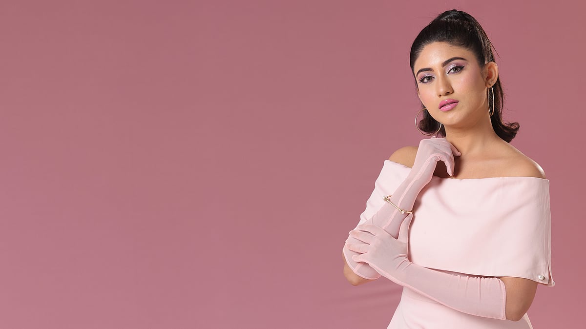 বারবির মতো গোলাপি রঙের পোশাক, উঁচু করে চুল বাঁধার চল এখন বেশ জনপ্রিয়।