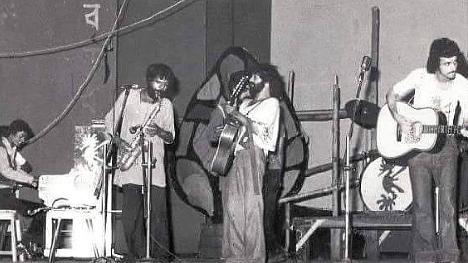 মঞ্চে মহীনের ঘোড়াগুলি