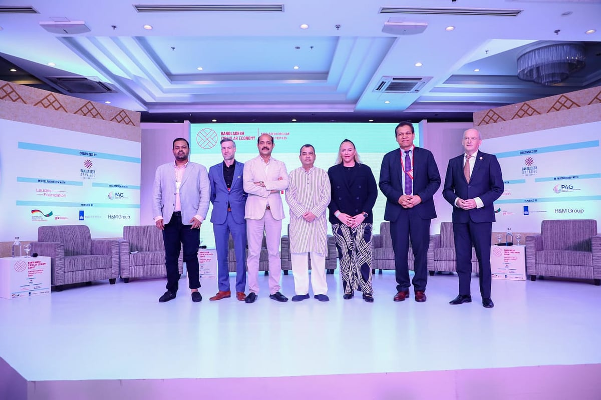 বাংলাদেশ সার্কুলার ইকোনমি সম্মেলনের উদ্বোধনী অনুষ্ঠানে ঢাকা উত্তর সিটি করপোরেশনের মেয়র আতিকুল ইসলাম, প্রধানমন্ত্রী শেখ হাসিনার ‘পরিবেশ ও জলবায়ুবিষয়ক বিশেষ দূত’ ও সংসদ সদস্য সাবের হোসেন চৌধুরীসহ অন্যরা। আজ রাজধানীর র্যাডিসন ব্লু ওয়াটার গার্ডেনে